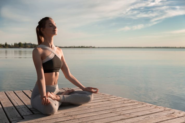 Mulher faz meditação ao ar livre – Magnific/drobotdean