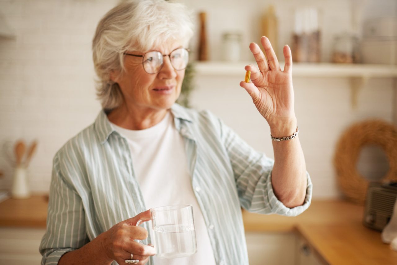 Para quem utiliza suplementos, alguns especialistas sugerem o consumo antes de dormir quando o objetivo é favorecer o sono, enquanto o uso em jejum pode ser indicado para quem busca um efeito mais estimulante, sempre com orientação profissional.