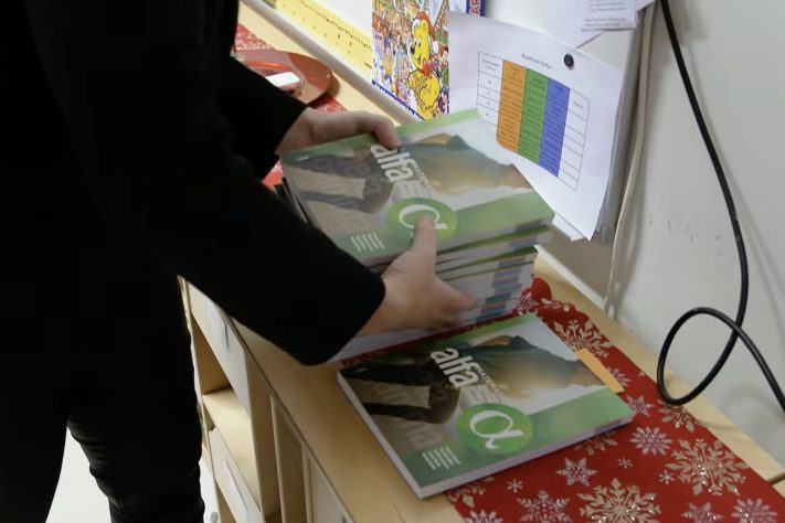Após apostar na tecnologia, Suécia volta atrás e reintroduz livros físicos nas salas de aula – Reprodução/YouTube DW News