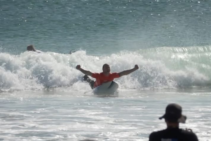Após perder a perna em acidente, surfista Llywelyn Williams voltou ao mar e se tornou tetracampeão mundial – Reprodução/YouTube BBC