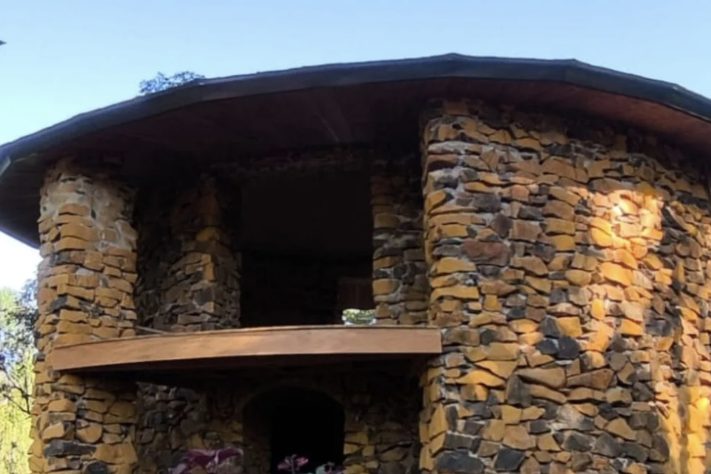 Casa de pedra parece um castelo medieval e foi erguida sem experiência em construção – Arquivo Pessoal/Divulgação 