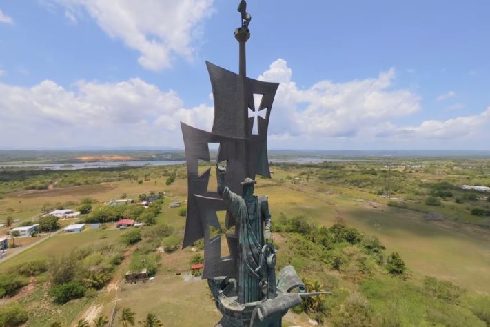 Erguida em Porto Rico, estátua de bronze de Cristóvão Colombo mede mais que o dobro do Cristo Redentor e já resistiu até a furacão – Reprodução/YouTube SkyViewPhotography