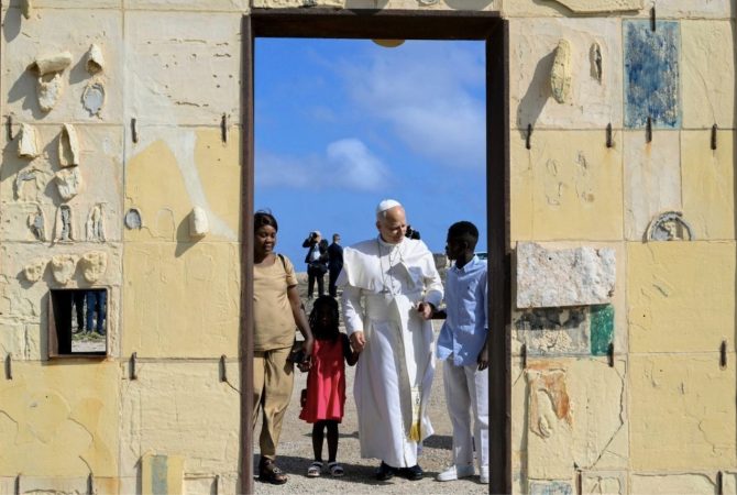 Papa Leão XIV visita a Lampedusa, ilha símbolo da migração, e cobra ações da Europa para conter crise dos refugiados