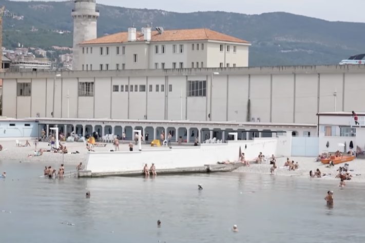 Praia da Itália gera polêmica ao separar homens e mulheres por mais de 100 anos – Reprodução/TV Record