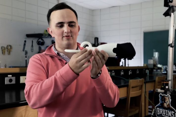 Projeto universitário transforma rotina de menina com prótese personalizada – Reprodução/Bob Jones University