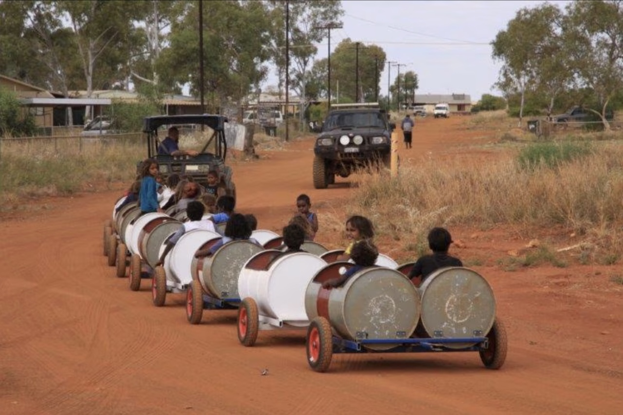Tambores velhos viram transporte escolar e mudam a rotina de crianças em comunidade remota da Austrália – Reprodução/YouTube
