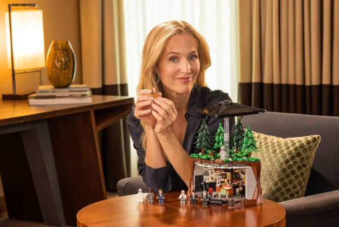 Gillian Anderson revive Dana Scully para divulgar novo LEGO inspirado em “Arquivo X”