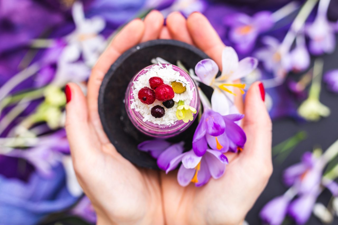 As flores costumam ser associadas à decoração e aos jardins, mas muitas delas também fazem parte da alimentação humana há milhares de anos. Muito antes de enfeitarem pratos sofisticados, diversas espécies já eram utilizadas por diferentes civilizações para dar aroma, sabor e cor às receitas. -  (crédito: Magnific/wirestock)