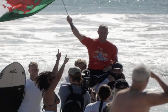 Após perder a perna em acidente, surfista Llywelyn Williams voltou ao mar e se tornou tetracampeão mundial – Reprodução/YouTube BBC