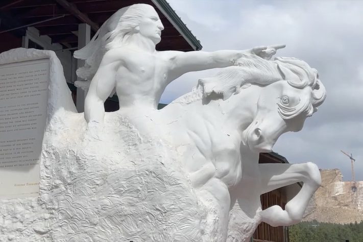 Escultura em montanha de Dakota do Sul homenageia líder indígena Cavalo Louco – Reprodução/KOTA Territory News