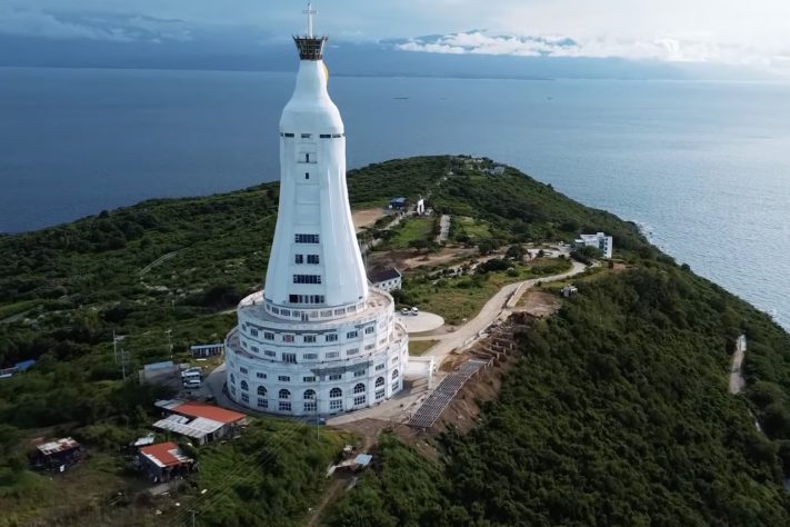 Maior estátua da Virgem Maria do mundo atrai curiosos nas Filipinas – Reprodução/YouTube J4