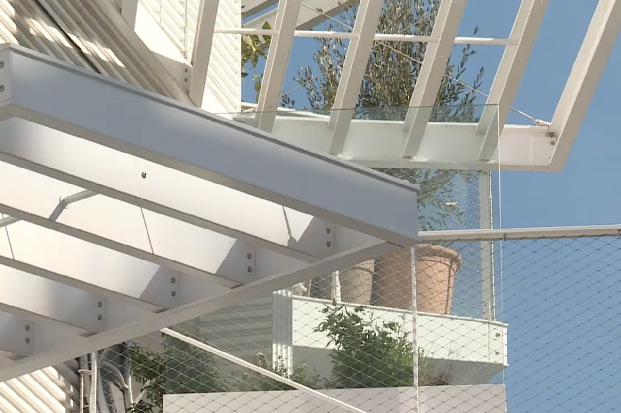 As varandas utilizam peças de aço soldadas, perfis fixados às lajes de concreto e hastes metálicas responsáveis por distribuir os esforços estruturais. Cada terraço passou por cálculos específicos que consideraram peso, deformação dos materiais, direção dos ventos e posição na fachada.