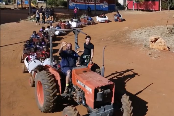 Tambores velhos viram transporte escolar e mudam a rotina de crianças em comunidade remota da Austrália – Reprodução/YouTube