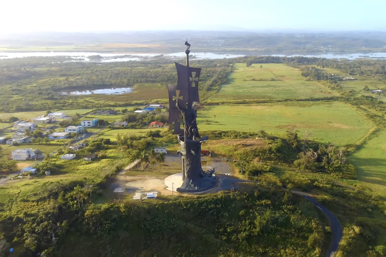 "Birth of the New World" - Erguida em Porto Rico, estátua de bronze de Cristóvão Colombo mede mais que o dobro do Cristo Redentor e já resistiu até a furacão – Reprodução/YouTube Puerto Rico Drone Photography