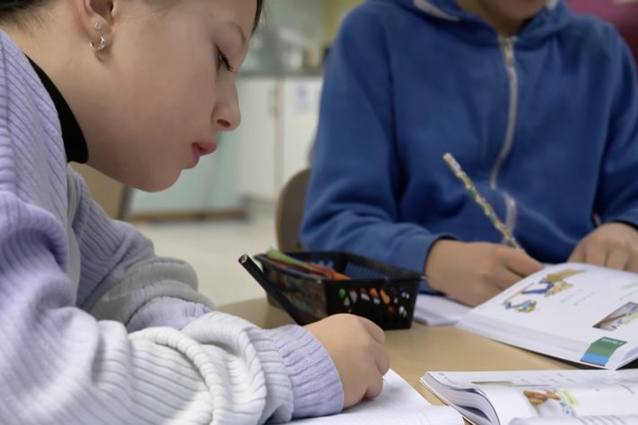 Após apostar na tecnologia, Suécia volta atrás e reintroduz livros físicos nas salas de aula – Reprodução/YouTube DW News