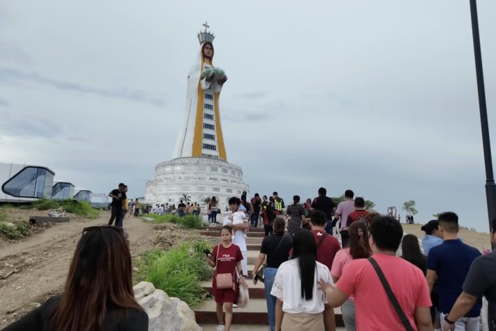 Maior estátua da Virgem Maria do mundo atrai curiosos nas Filipinas – Reprodução/YouTube J4