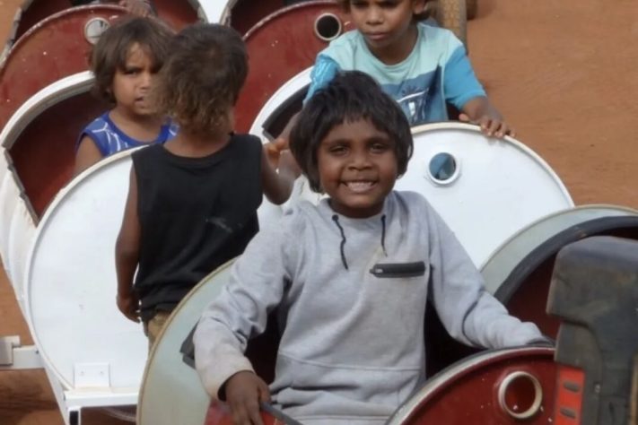 Tambores velhos viram transporte escolar e mudam a rotina de crianças em comunidade remota da Austrália – Divulgação