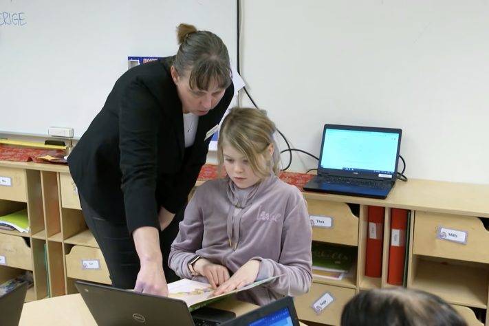Após apostar na tecnologia, Suécia volta atrás e reintroduz livros físicos nas salas de aula – Reprodução/YouTube DW News