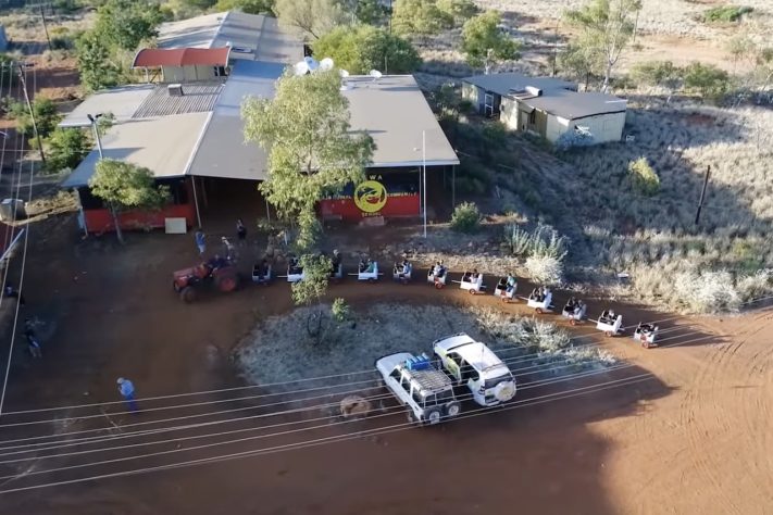 Tambores velhos viram transporte escolar e mudam a rotina de crianças em comunidade remota da Austrália – Reprodução/YouTube