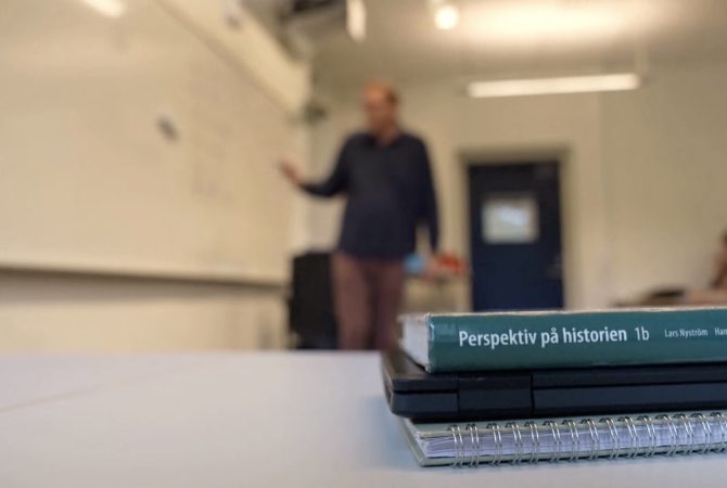 Após apostar na tecnologia em salas de aula, Suécia volta atrás e reintroduz livros físicos; saiba por quê