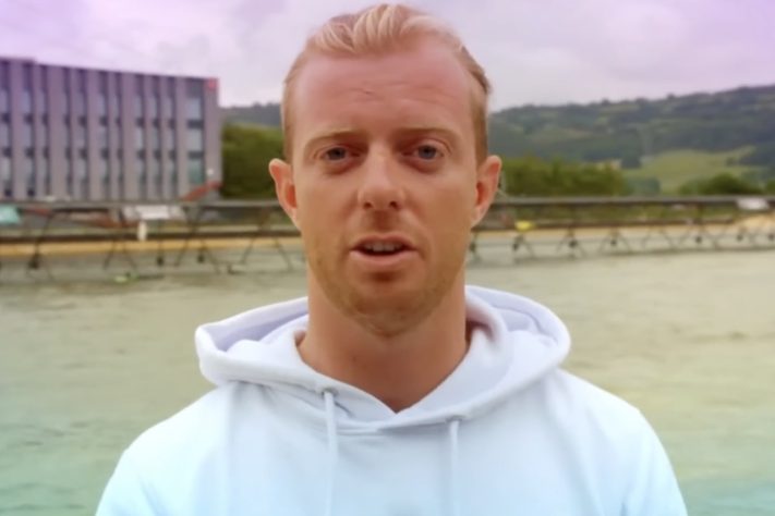 Após perder a perna em acidente, surfista Llywelyn Williams voltou ao mar e se tornou tetracampeão mundial – Reprodução/YouTube