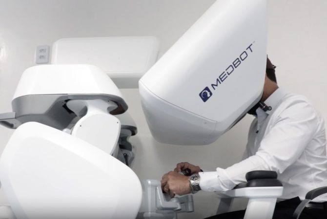 Em procedimento inédito no Brasil, médico remove tumor no rim a 2,3 mil quilômetros de distância