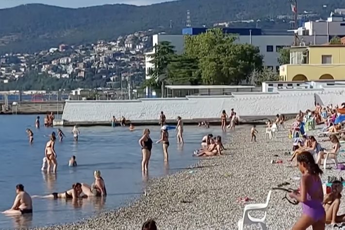 Praia da Itália gera polêmica ao separar homens e mulheres por mais de 100 anos – Reprodução/TV Record