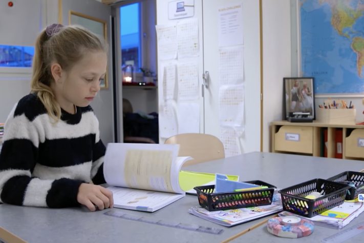 Após apostar na tecnologia, Suécia volta atrás e reintroduz livros físicos nas salas de aula – Reprodução/YouTube DW News
