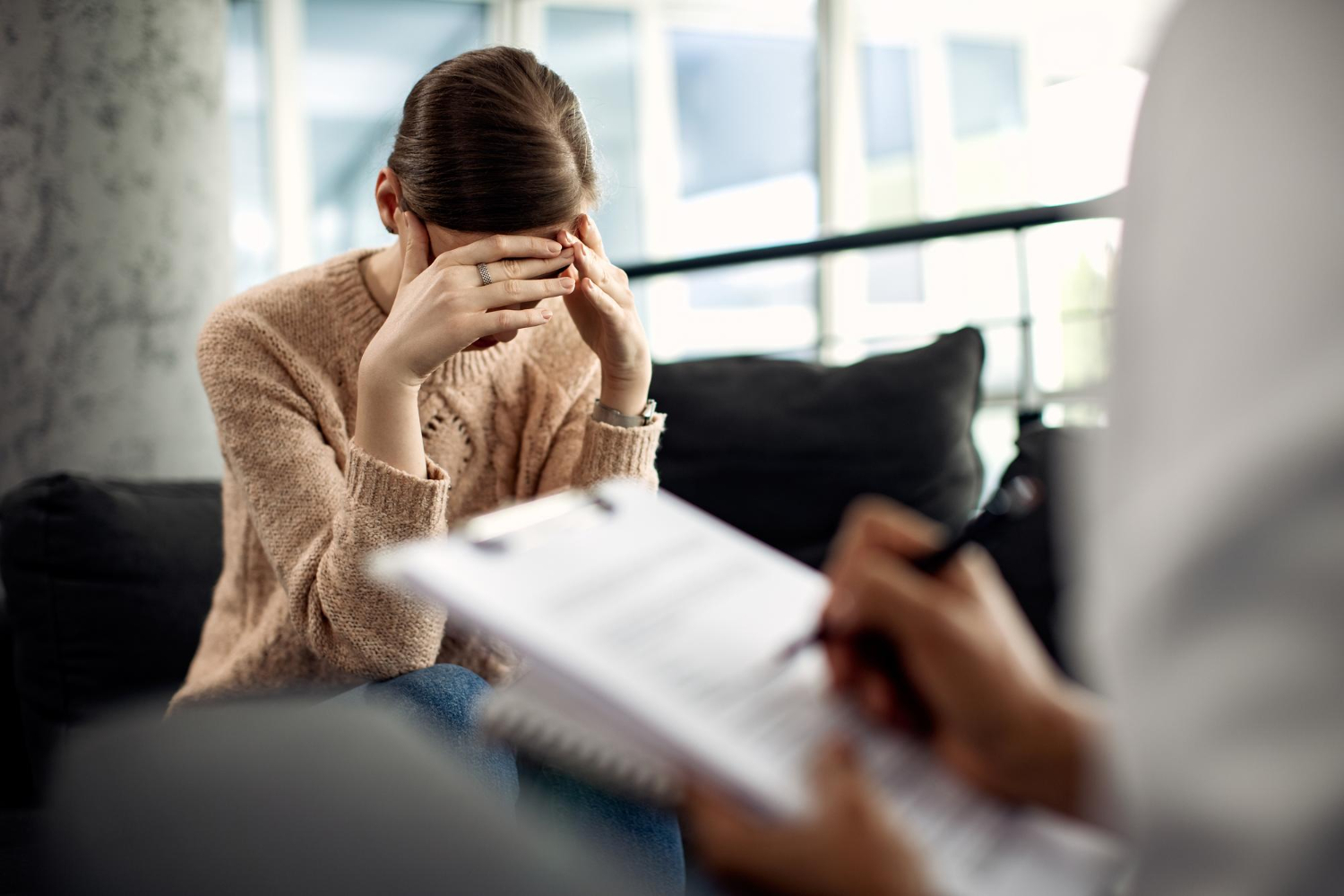 Suas causas envolvem uma combinação de fatores genéticos, alterações no funcionamento do cérebro e influências ambientais. O diagnóstico depende de avaliação clínica realizada por profissionais especializados, pois não existe um exame específico para confirmar o transtorno.