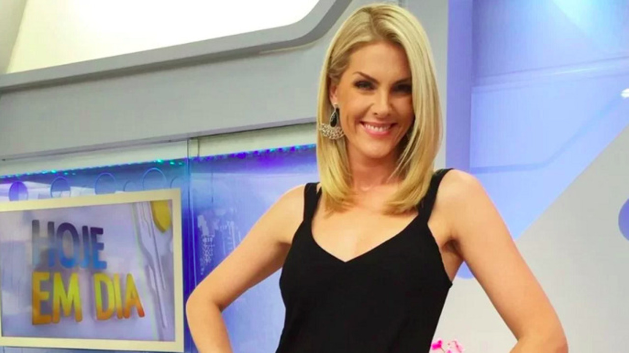 Em 2004, Ana voltou ao Brasil apÃ³s receber um convite do jornalista Paulo Henrique Amorim para apresentar uma coluna de moda no programa 