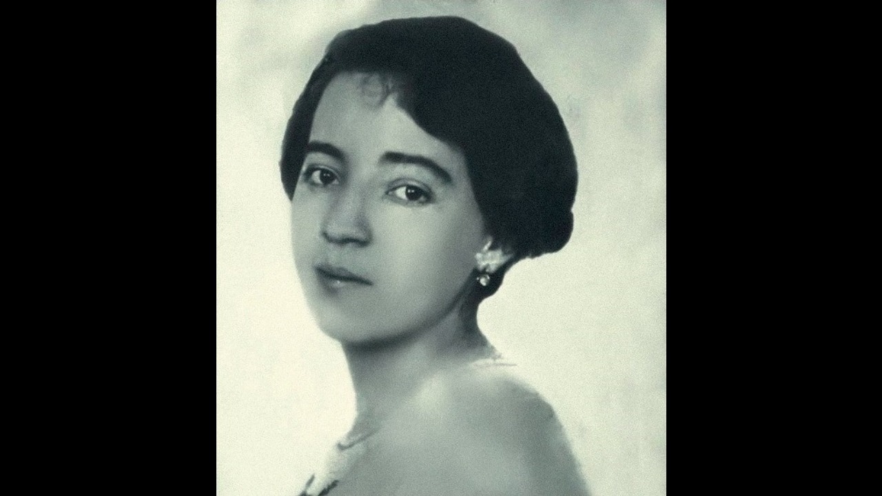 Anita Malfatti nasceu em São Paulo em 1889 e é apontada como uma das precursoras do modernismo brasileiro. Em 1917, realizou uma exposição individual que provocou forte reação da crítica conservadora da época e passou a ser vista como marco de ruptura com a arte acadêmica. A pintora morreu em São Paulo em 1964.
