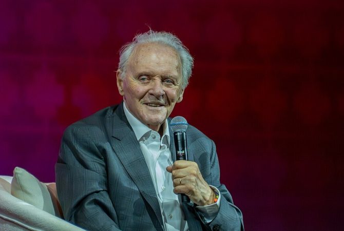 Anthony Hopkins lança álbum de música clássica