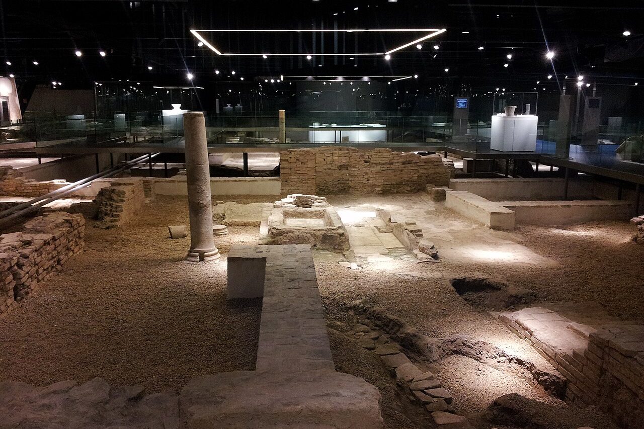 Durante as escavações para a construção, arqueólogos encontraram importantes vestígios das épocas romana e islâmica, fato que exigiu alterações no projeto original para preservar esse patrimônio histórico. Como resultado, surgiu o Antiquarium, museu subterrâneo que permite ao público conhecer ruínas e objetos descobertos no local.