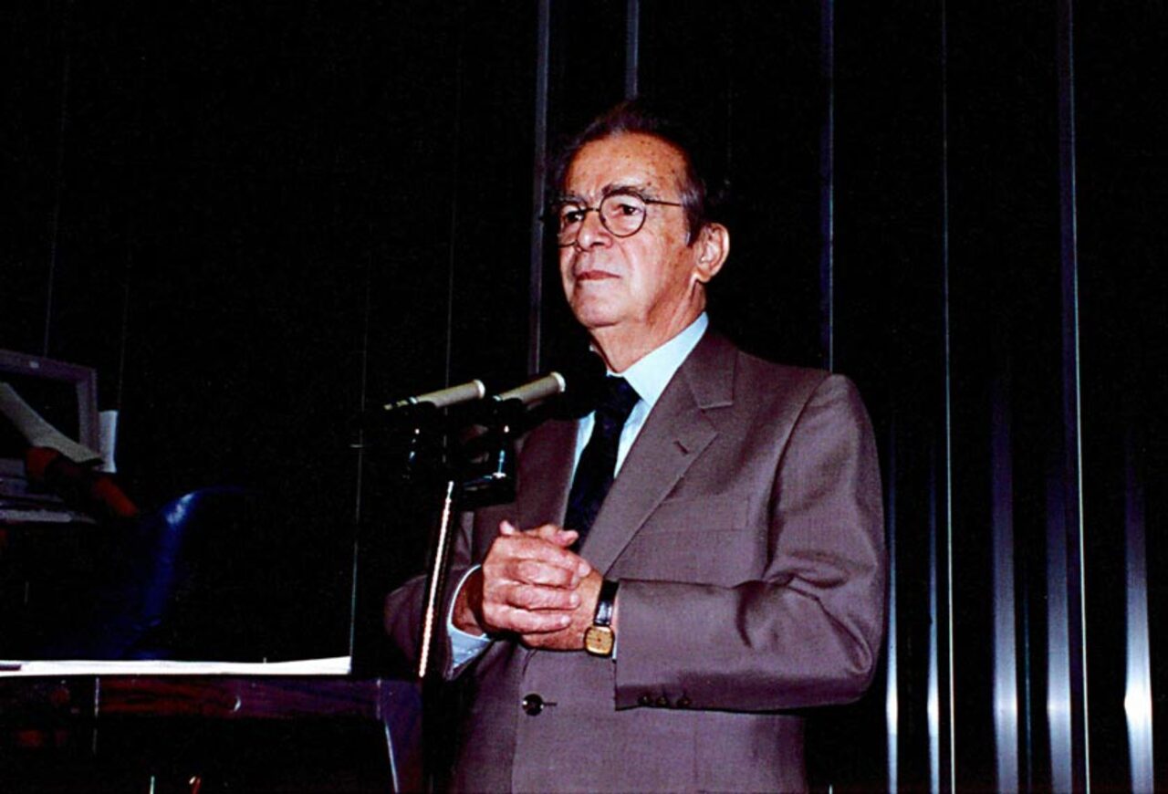 Eleito para a Academia Brasileira de Letras em 1992, permaneceu ativo até os últimos anos de vida. Darcy Ribeiro morreu em 17 de fevereiro de 1997, aos 74 anos, vítima de câncer deixando um legado reconhecido nas áreas da educação, da antropologia e da valorização da identidade nacional.
