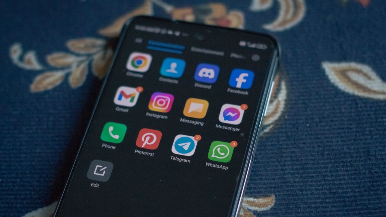 Criadores de conteúdo, marcas e pequenos negócios podem reivindicar o mesmo nome usado em outras redes, desde que as contas estejam vinculadas na Central de Contas da Meta. Essa possibilidade ajuda a manter uma identidade única entre diferentes plataformas digitais.
