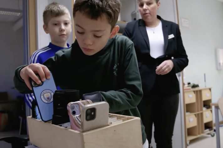 Após apostar na tecnologia, Suécia volta atrás e reintroduz livros físicos nas salas de aula – Reprodução/YouTube DW News