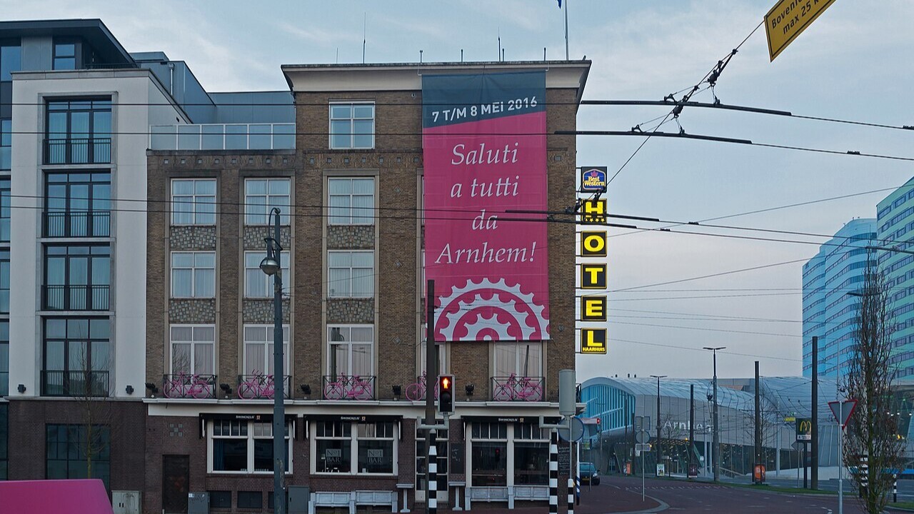O hotel mais antigo de Arnhem em funcionamento contínuo é o Hotel Haarhuis, fundado pela família Haarhuis em maio de 1918. O estabelecimento começou como uma casa de café e, ao longo do século 20, transformou-se em hotel. O edifício original foi destruído durante a Segunda Guerra Mundial e reconstruído em 1953, mantendo a localização em frente à estação central da cidade.
