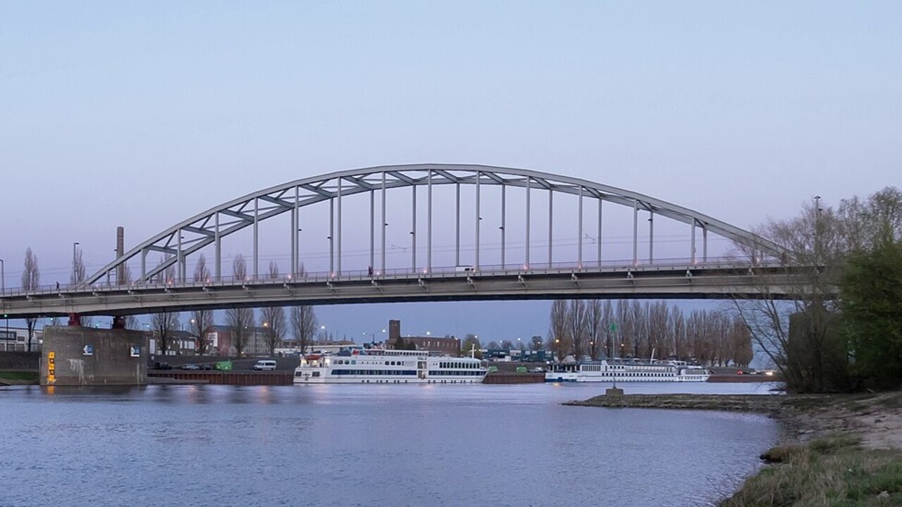 A cidade também guarda uma forte ligação com a história da Segunda Guerra Mundial. A Ponte John Frost, sobre o Nederrijn, se tornou símbolo da Batalha de Arnhem, travada em 1944 durante a Operação Market Garden. O episódio é retratado no filme 