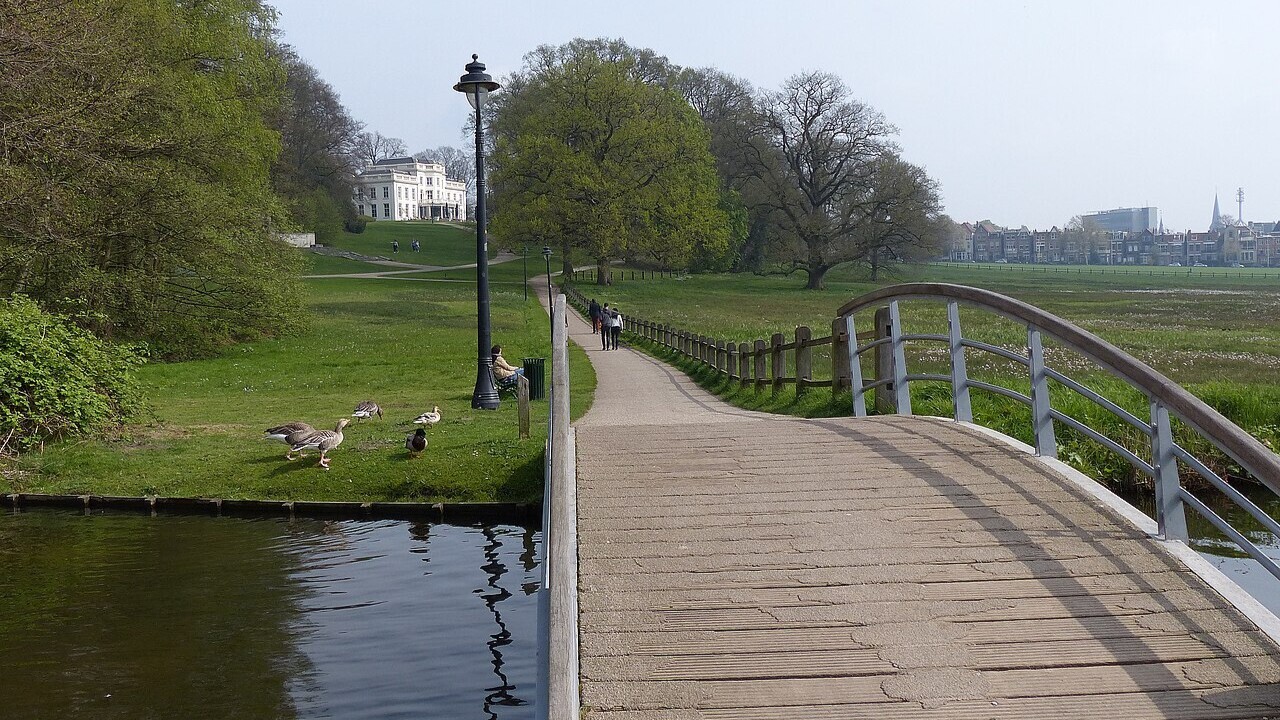 O Sonsbeek Park é outro ponto de referência para quem visita Arnhem. É um parque com colinas, lagos e áreas verdes extensas, frequentado tanto por moradores quanto por turistas em busca de caminhadas e momentos de descanso. O parque fica próximo ao centro da cidade e é de fácil acesso a pé.
