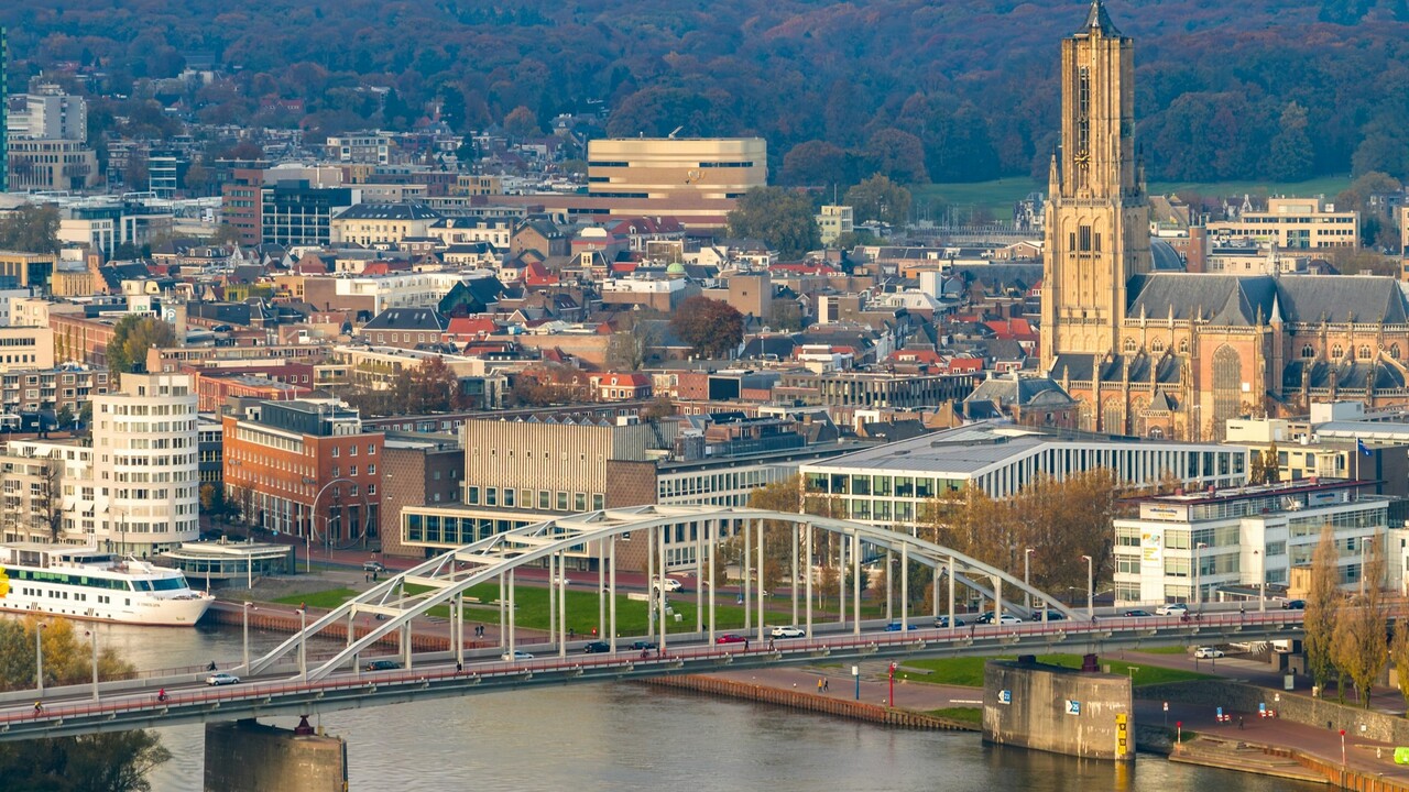 Arnhem fica localizada no leste dos Países Baixos, capital da província de Gelderland, próxima à fronteira com a Alemanha. A cidade é cortada pelo Nederrijn, ou Baixo Reno, um dos braços em que o rio Reno se divide ao entrar no território neerlandês, e é conhecida como a porta de entrada para a região da Veluwe, uma das maiores áreas naturais do país.
