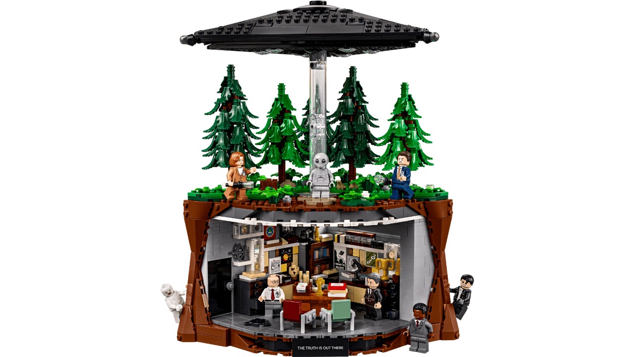 O kit tem 1478 peças e foi baseado em uma ideia enviada por fãs. Ele recria o escritório de Fox Mulder, uma cena ambientada em uma floresta e um disco voador, além de trazer oito minifiguras, incluindo os dois agentes principais do FBI. Nos Estados Unidos, o LEGO Arquivo X custará 199 dólares e chega às lojas em agosto. Ainda não há data ou preço confirmados para o Brasil.
