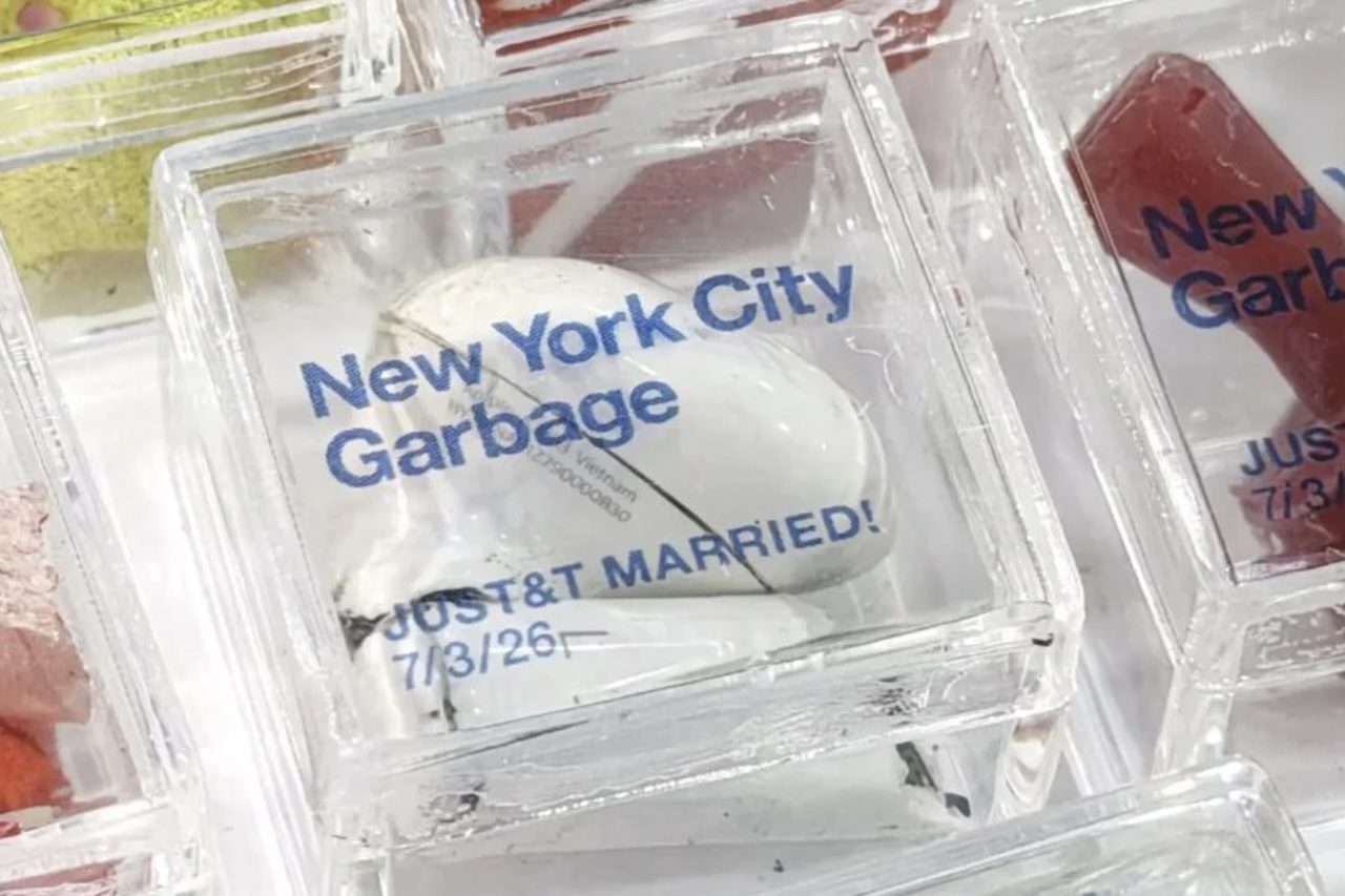 O idealizador do projeto NYC Garbage, Justin Gignac, recolheu os resíduos descartados nos arredores, acondicionou cada conjunto em cubos transparentes de acrílico, e comercializou por US$ 25, valor equivalente a cerca de R$ 130. -  (crédito: Divulgação/NYC Garbage)