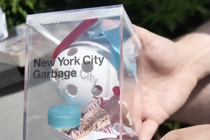 Artista lucra ao vender lixo recolhido do casamento de Taylor Swift e Travis Kelce por até R$ 130 – Reprodução/CBS New York