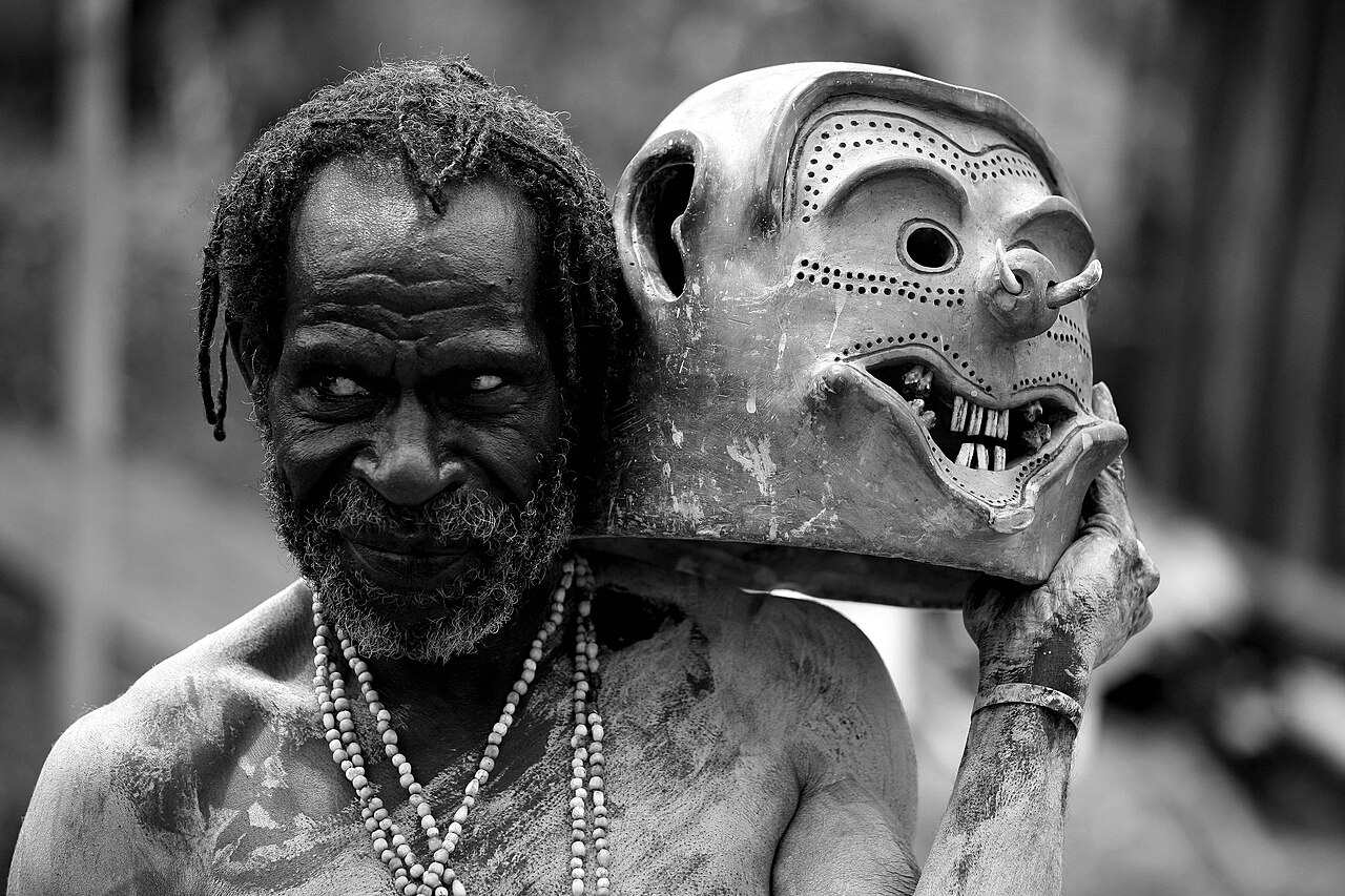 A tradição surgiu em um dos países de maior diversidade cultural do planeta, onde convivem centenas de povos e são faladas mais de 800 línguas. Segundo uma das narrativas populares, os moradores do Vale do Asaro foram derrotados em um conflito tribal e buscaram abrigo às margens do rio Asaro. -  (crédito: Wikimedia Commons/Jialiang Gao)
