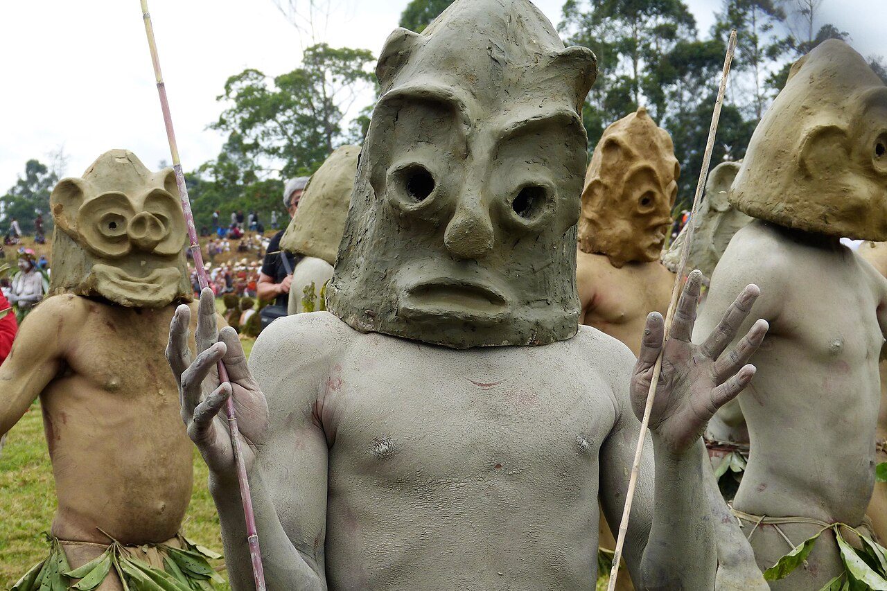 Segundo a lenda, ao deixarem o rio cobertos pela argila clara de seu leito, eles foram confundidos com espíritos e assustaram os adversários. O episódio teria inspirado o costume de cobrir o corpo com argila e usar máscaras de barro para intimidar grupos inimigos.