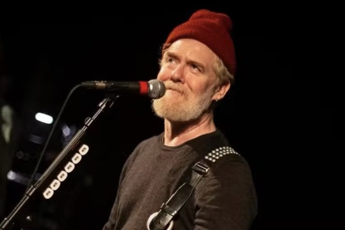 Ator, músico e compositor Glen Hansard morreu em acidente de moto aos 56 anos – Reprodução