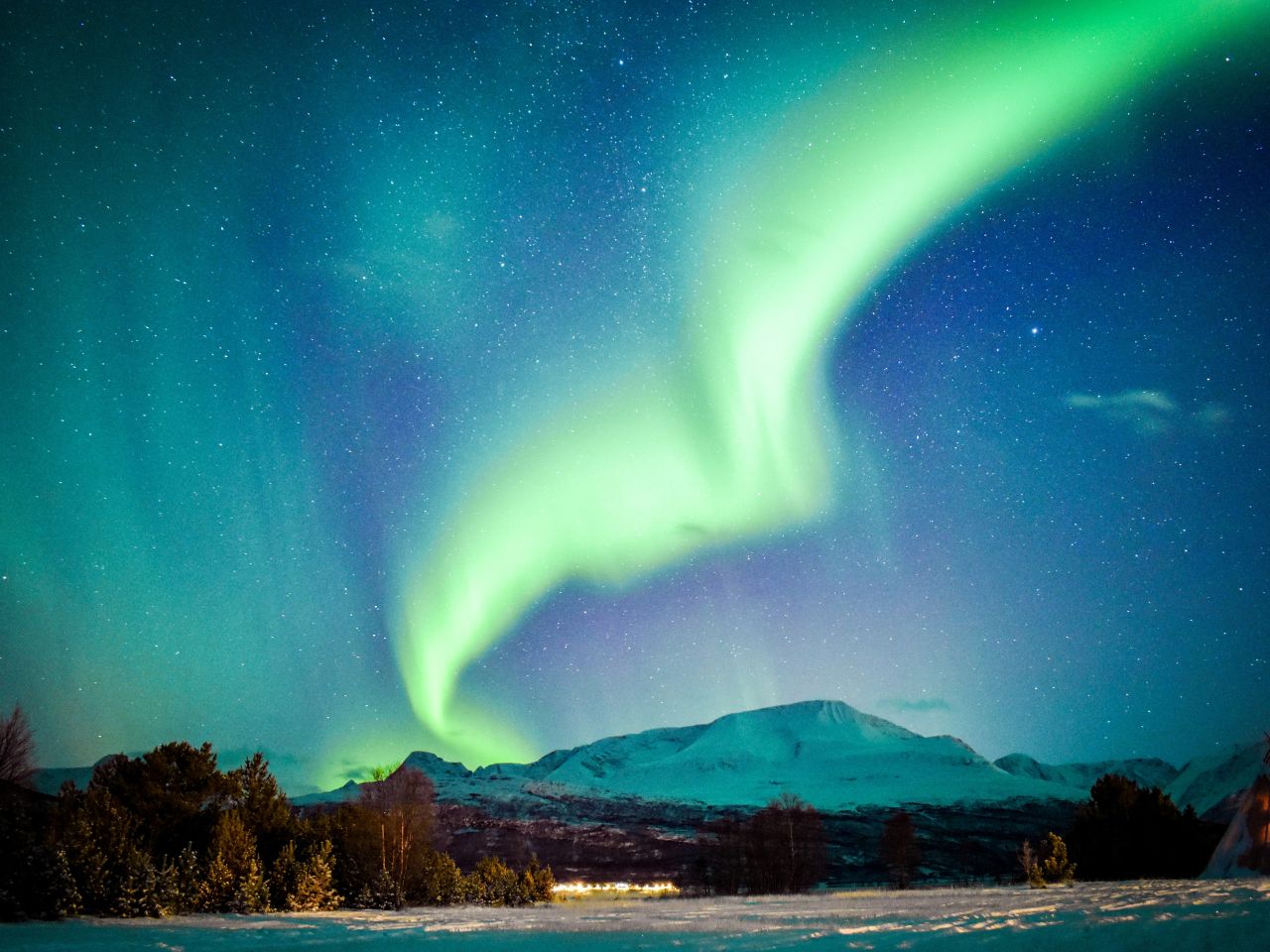 A aurora boreal é um dos espetáculos naturais que mais despertam curiosidade nas pessoas por sua beleza rara. Por isso, os lugares onde é possível observar as luzes do norte, como o fenômeno também é chamado, são procurados por viajantes do mundo todo em busca dessa experiência única.  -  (crédito: Unsplash / Bit Cloud)