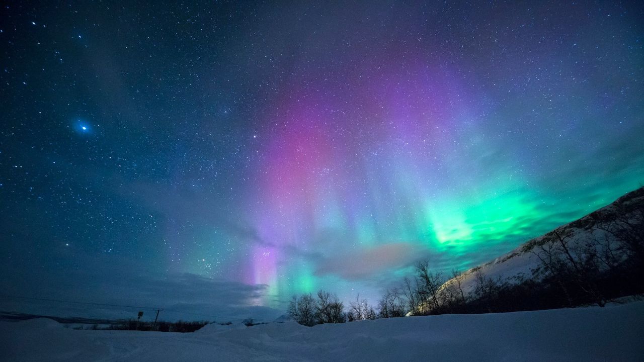 As cores do fenômeno variam de acordo com o tipo de gás atingido e a altitude em que a colisão ocorre. O verde, cor mais comum, surge do contato com o oxigênio em altitudes mais baixas, enquanto tons de vermelho, roxo e azul aparecem em altitudes mais elevadas ou quando o nitrogênio está envolvido. 
