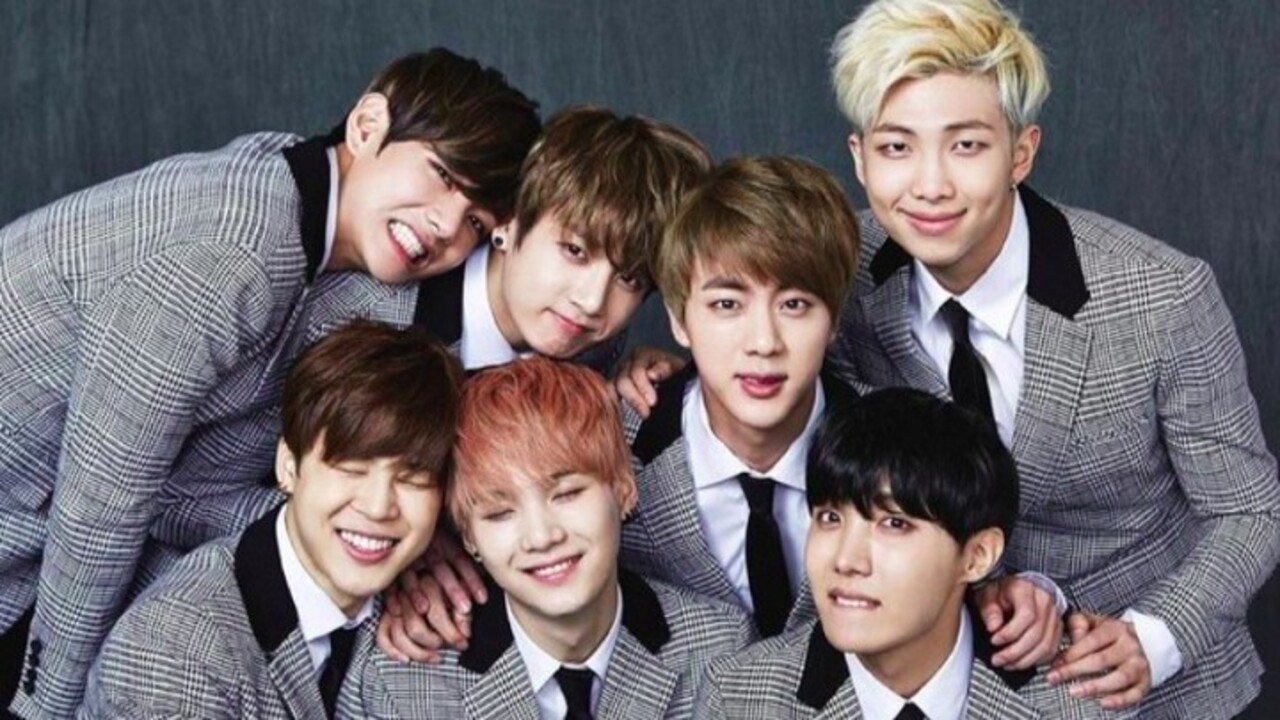 Criado em 2013, o BTS é um grupo sul-coreano formado por RM, Jin, Suga, j-hope, Jimin, V e Jungkook. O nome é abreviação de 