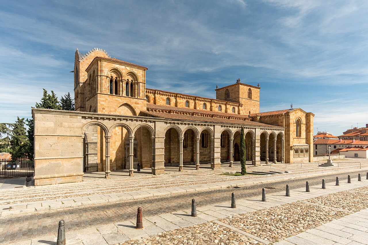 Entre os locais mais visitados estão a Praça do Mercado Chico, a Catedral do Salvador, uma das primeiras catedrais góticas da Espanha, o Convento de Santa Teresa, a Basílica de San Vicente, um dos maiores exemplos da arquitetura românica espanhola, e o Mirante de Los Cuatro Postes, de onde é possível contemplar uma vista panorâmica da cidade. 